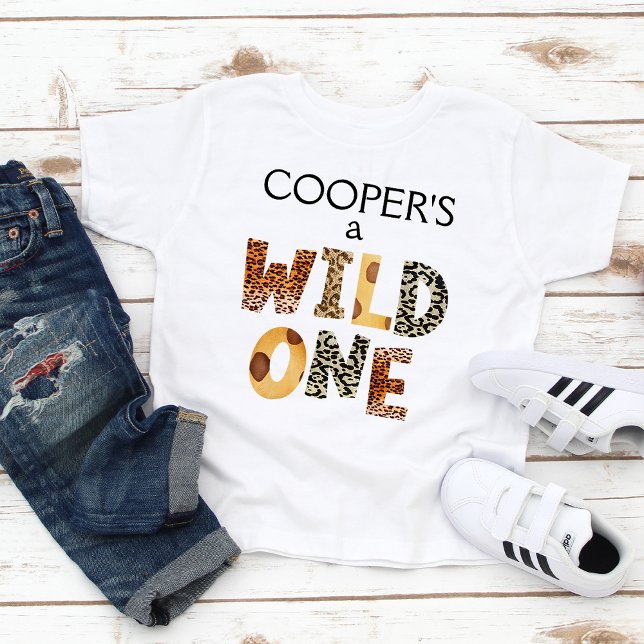 Camiseta Infantil Boys Safari Impressão Wild One primeiro aniversari (Boy's Wild One First Birthday T-shirt Featuring Jungle Animals Skin Prints, Cheetah Print T-Shirt)
