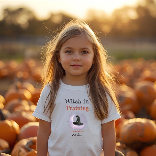 Camiseta Infantil Bruxa Personalizada em Treinamento – Halloween  (Criador carregado)