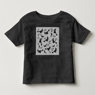 Camiseta Infantil Bruxa voadora entre meia lua na noite de Halloween