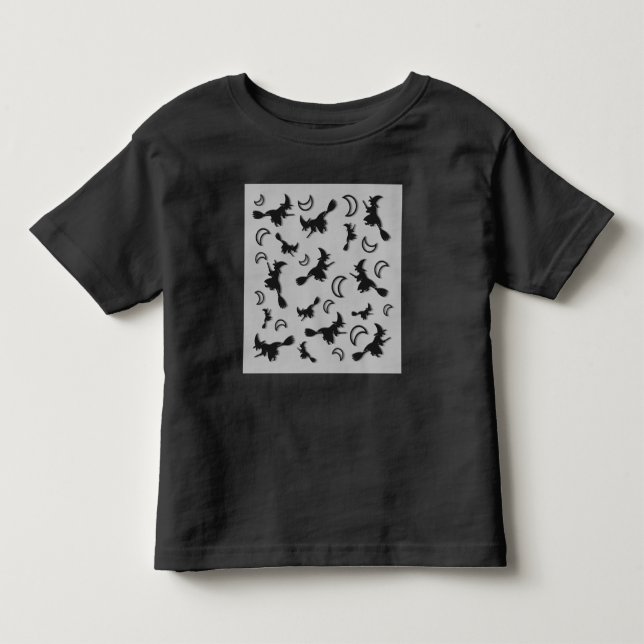 Camiseta Infantil Bruxa voadora entre meia lua na noite de Halloween (Frente)
