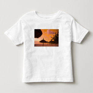 Camiseta Infantil Cabines de praia estilo Palapa ao nascer do sol, B