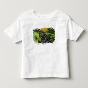 Camiseta Infantil Cachoeira borrada da rocha, árvores verdes &