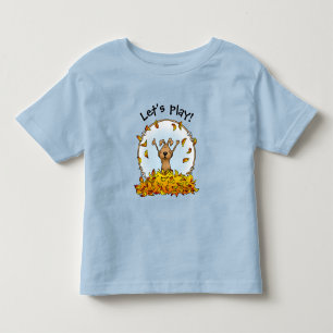 Camiseta Infantil Cachorro tocando em uma pilha de folhas caídas - o