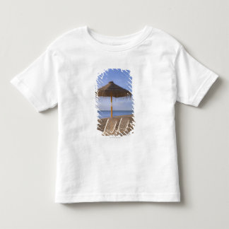 Camiseta Infantil Cadeiras de praia da areia com guarda-chuva