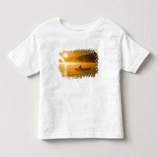 Camiseta Infantil Caiaque na Baía Lily ao nascer do sol, Lago Mooseh