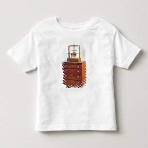 Camiseta Infantil Caixa de gavetas de mogno pequena por Sheraton