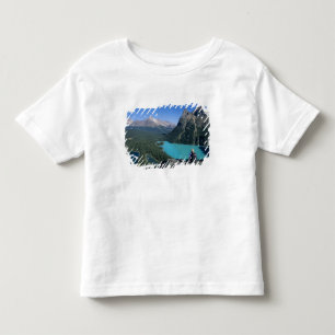 Camiseta Infantil Caminhante com vista para o lago de cor turquesa