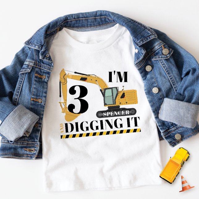 Camiseta Infantil Caminhão de Escavadeira de Construção Fofo Anivers (Cute construction theme I'm 3 and Digging It custom name 3rd birthday boy party digger t-shirt)