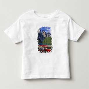 Camiseta Infantil Canadá, Alberta, Lago Moraine. Canoas vermelhas ag
