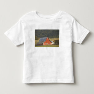 Camiseta Infantil CANADÁ, British Columbia, Enderby. Red Barn /