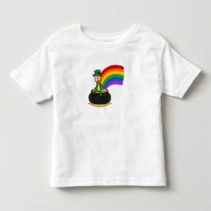 Camiseta Infantil Cartoon leprechaun sentado sobre um pote de ouro