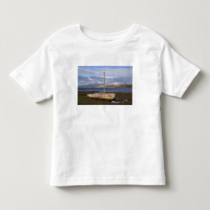 Camiseta Infantil Castelo Stalker com barco de pesca em primeiro pla