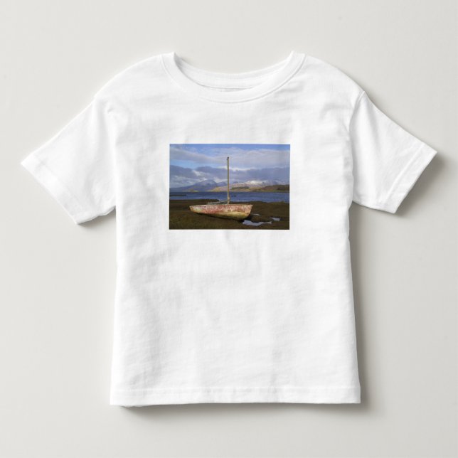 Camiseta Infantil Castelo Stalker com barco de pesca em primeiro pla (Frente)
