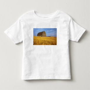 Camiseta Infantil Celeiro antigo rústico em campo de trigo maduro no