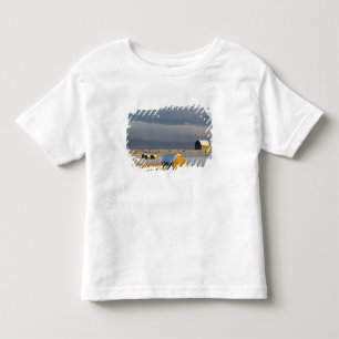 Camiseta Infantil Celeiro rústico e fardos de feno após uma neve fre