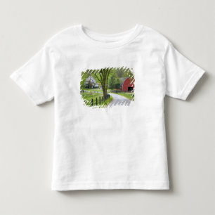 Camiseta Infantil Celeiro vermelho e casa de fazenda perto de Berlim
