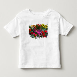Camiseta Infantil Cerca de estacas amarelas com jardim de flores em