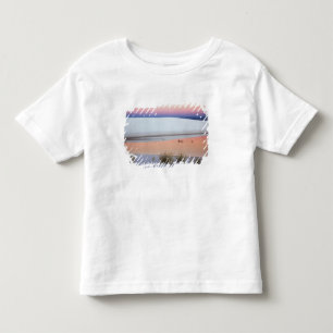 Camiseta Infantil Céu do crepúsculo refletido em poça de água de