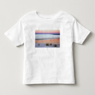 Camiseta Infantil Céu do crepúsculo refletido em poça de água de