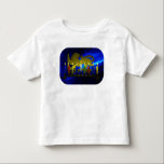 Camiseta Infantil Chanukkah Brass Lion Menorah<br><div class="desc">Apresenta uma reprodução digital em 3D de um latão,  menorah com o tema leão,  feita em Israel por volta de 1950,  sobre um fundo fractal azul. Mostrado com velas acesas.</div>