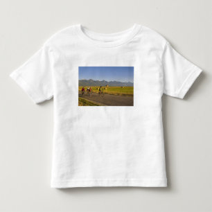 Camiseta Infantil Ciclistas de estrada descem uma estrada do interio