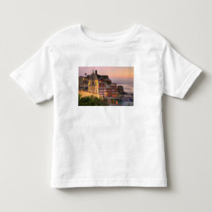 Camiseta Infantil Cidade de Vernazza, na encosta de Hillside, à noi