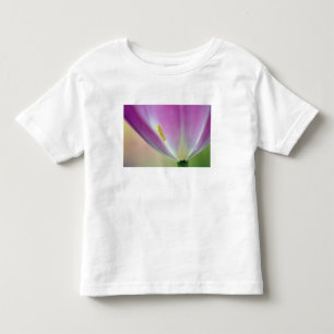 Camiseta Infantil Close-up do lado inferior da flor de tulipa, Kueke