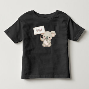 Camiseta Infantil Coala Fofa Segurando um Cartão de Nome