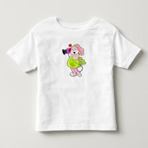 Camiseta Infantil Coelho como Cabelereiro com Secador de Cabelo