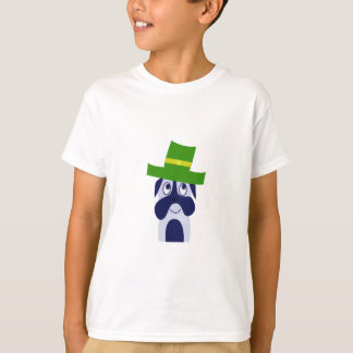 Camiseta infantil com um cão de chapéu verde