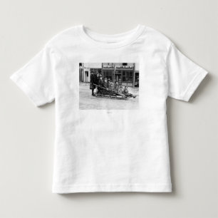 Camiseta Infantil Crianças que jogam no trenó em Seward