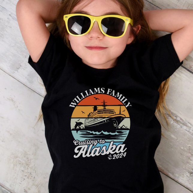 Camiseta Infantil Cruzando com o Grupo de Correspondência Personaliz (Cruising to Alaska Custom Family Matching Group Toddler T-shirt)