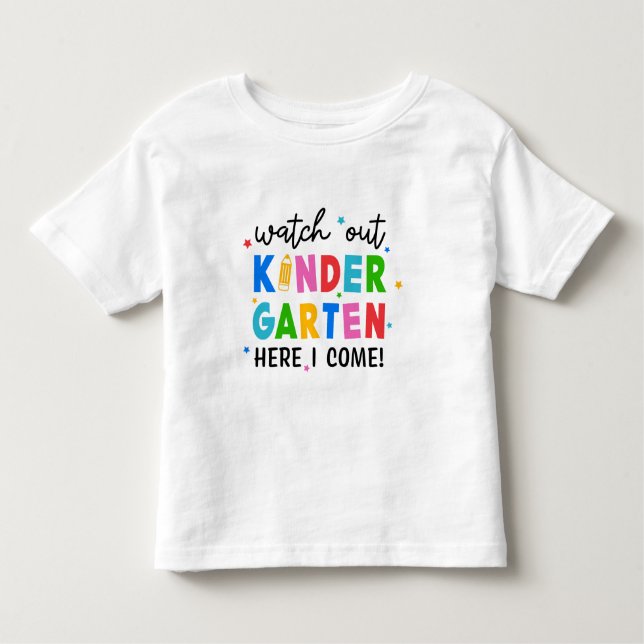 Camiseta Infantil Cuidado com o jardim de infância. (Frente)