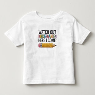 Camiseta Infantil Cuidado Jardim de Infância Aqui Vou De Volta à Esc