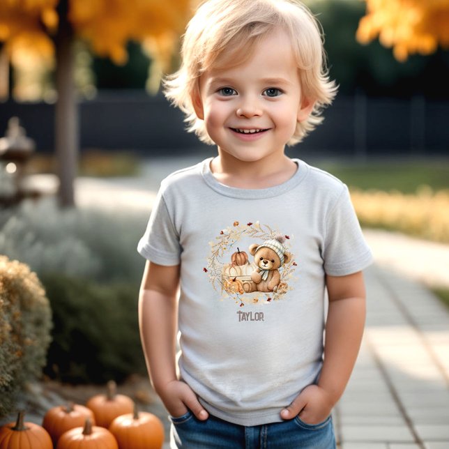 Camiseta Infantil Cute Teddy Bear Fall Pumpkins Nome (Cute Teddy Bear Fall Pumpkins Name Toddler T-shirt)