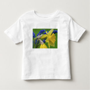 Camiseta Infantil Detalhe das flores de daffodil e hyacinth. Crédito