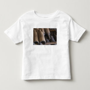 Camiseta Infantil Detalhe de garrafas empoeiradas sobre ripas de mad