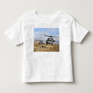 Camiseta Infantil Dois helicópteros HH-60 Pavehawk a preparar-se par