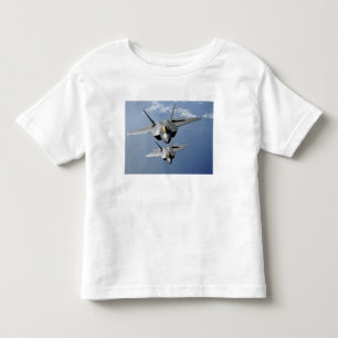 Camiseta Infantil Dois raptores F-22 voam sobre o Oceano Pacífico