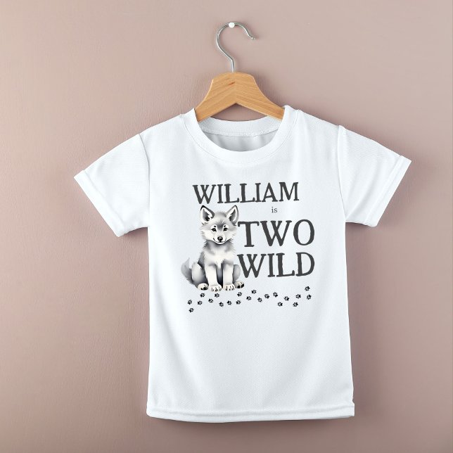 Camiseta Infantil Duas festas de aniversário de pântanos de lobo-cúm (Two wild Cute wolf cub woodlands wolf themed birthday party Toddler T-shirt photoshoot shirt)