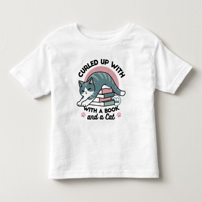 Camiseta Infantil Enrolados com um Livro e um Gato - Leitura de Gato (Frente)