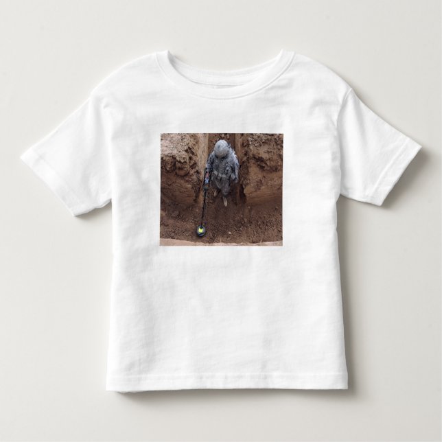 Camiseta Infantil Especialista procura um cache de armas (Frente)