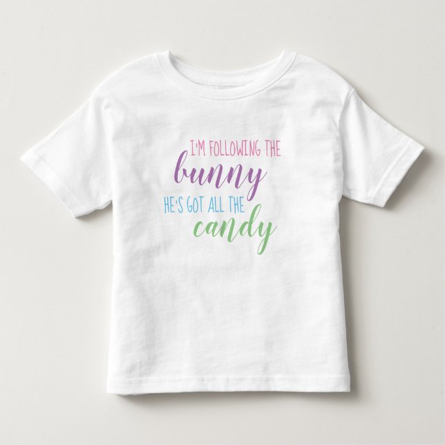 Camiseta Infantil Estou seguindo o coelho que ele tem todo o doce (Frente)