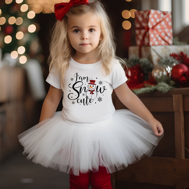 Camiseta Infantil Eu sou Feriado de Neve Encantado e Encantador (I am Snow Cute Charming Snowman Holiday Toddler T-shirt for Christmas.)
