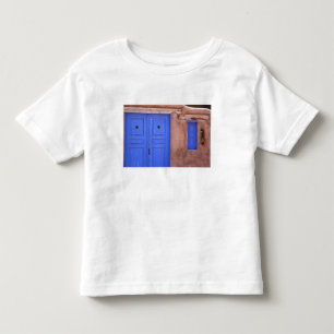 Camiseta Infantil EUA, Novo México, Santa Fe. Vista da porta azul e