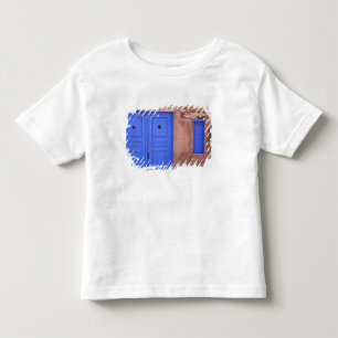 Camiseta Infantil EUA, Novo México, Santa Fe. Vista da porta azul e
