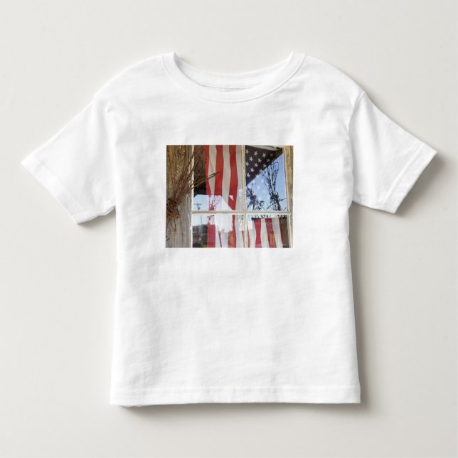 Camiseta Infantil EUA, Oregon, Shaniko. Bandeira na janela ao lado (Frente)