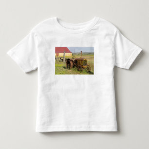 Camiseta Infantil EUA, Oregon, Shaniko. Trator vintage enferrujado e