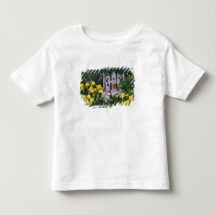 Camiseta Infantil EUA, Pensilvânia. Lírios de jardim crescem em torn