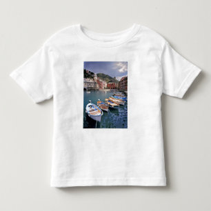 Camiseta Infantil Europa, Itália, Vernazza. Barcos pintados de cores